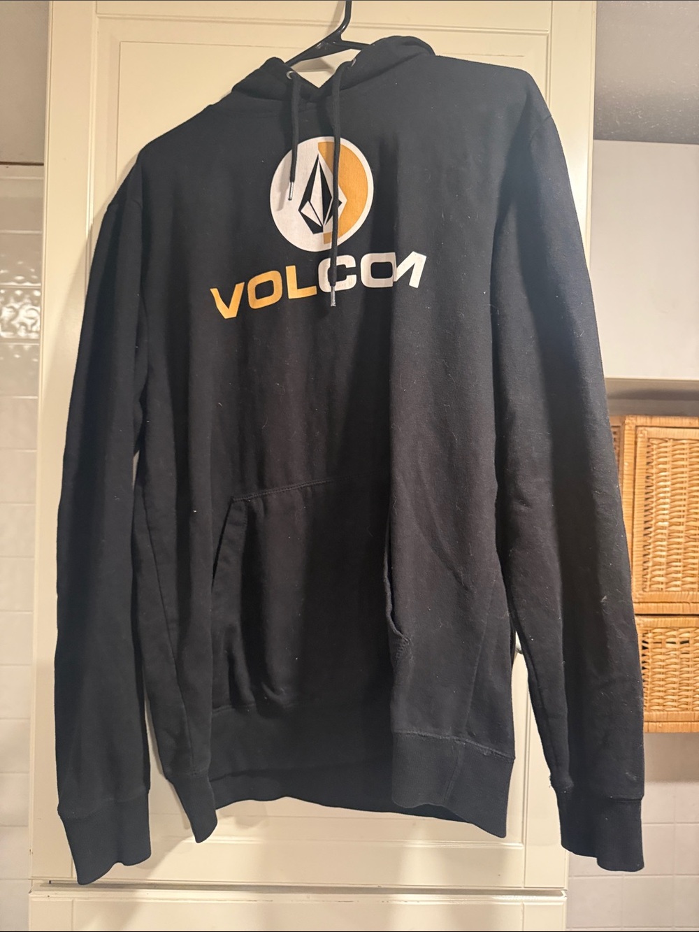Volcom Black Crewneck Hoodie with Yellow & White Logo size large 6:11